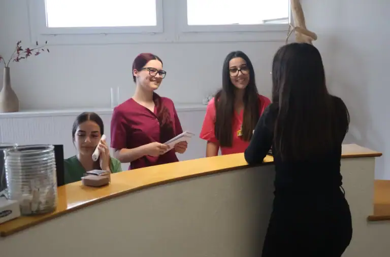 Notre équipe accueil chaleureusement une patiente